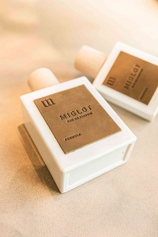 Miglot Formula 32 Eau de Parfum in een stijlvol wit flacon, met een geurcombinatie van citroen, sinaasappel, tropisch fruit, nectarine, perzik, freesia, roos, amber, musk, cederhout, sandelhout, patchouli, eikenmos en leder bij Lisa Bosmans Skincare